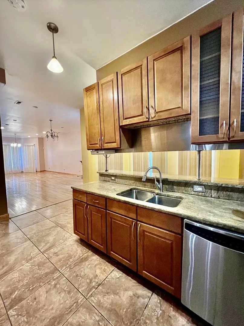 3 bed, 2.5 bath, 3192 sqft, $3,100 — Photo 4