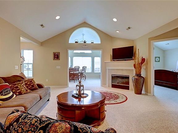5th image of 2701 Chateau Dr