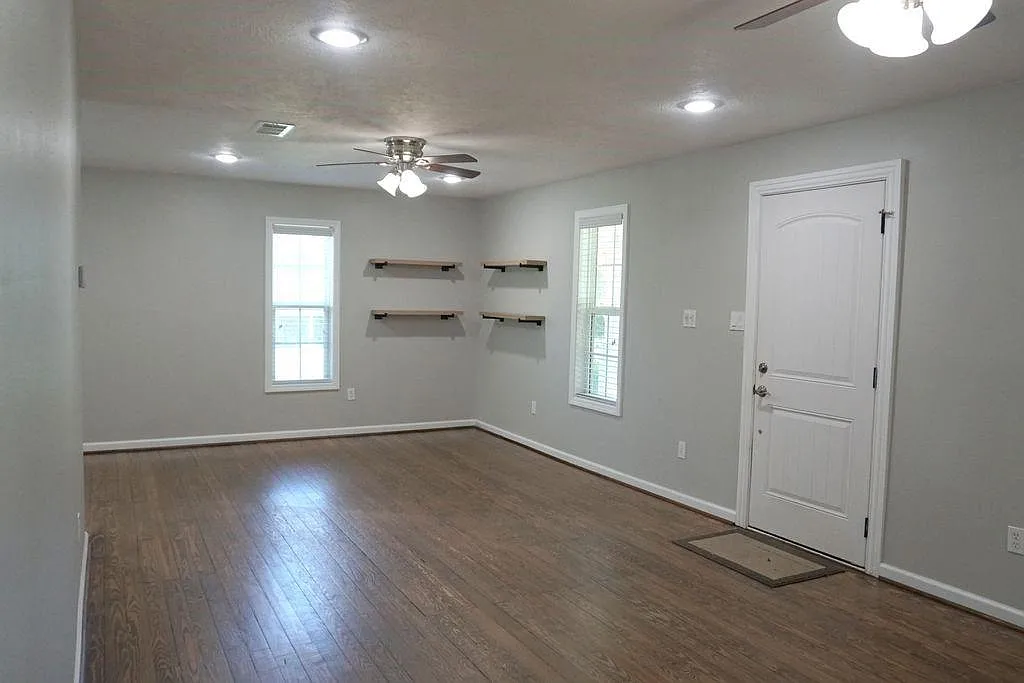 3 bed, 1.0 bath, 1379 sqft, $1,700 — Photo 4