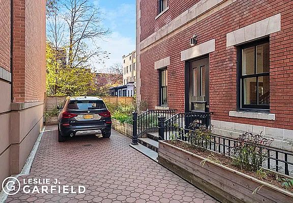 4th image of 118 Amity St