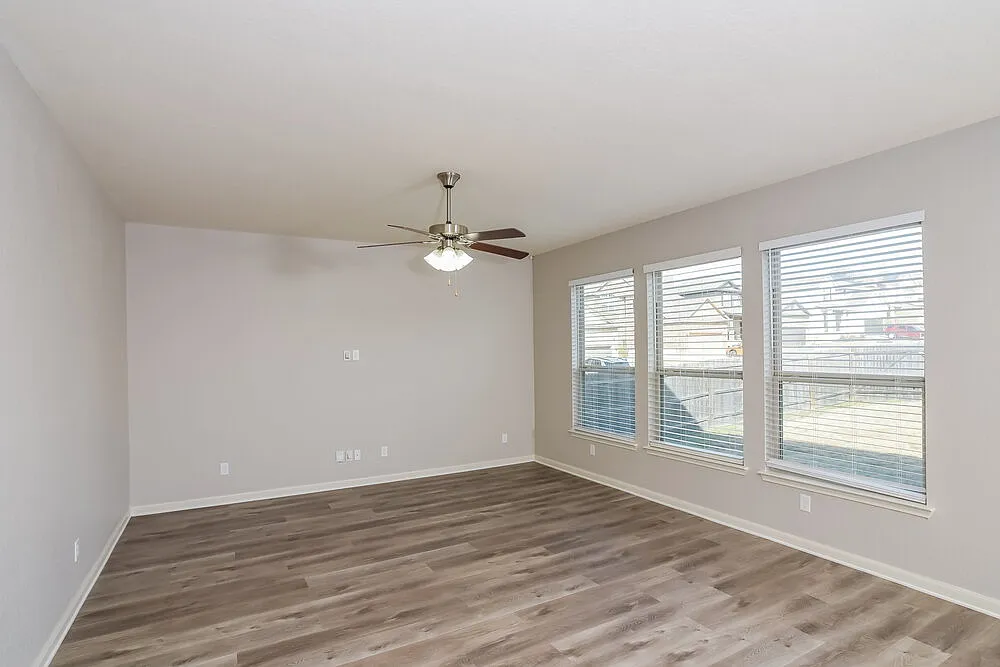 4 bed, 3.0 bath, 2266 sqft, $2,145 — Photo 4