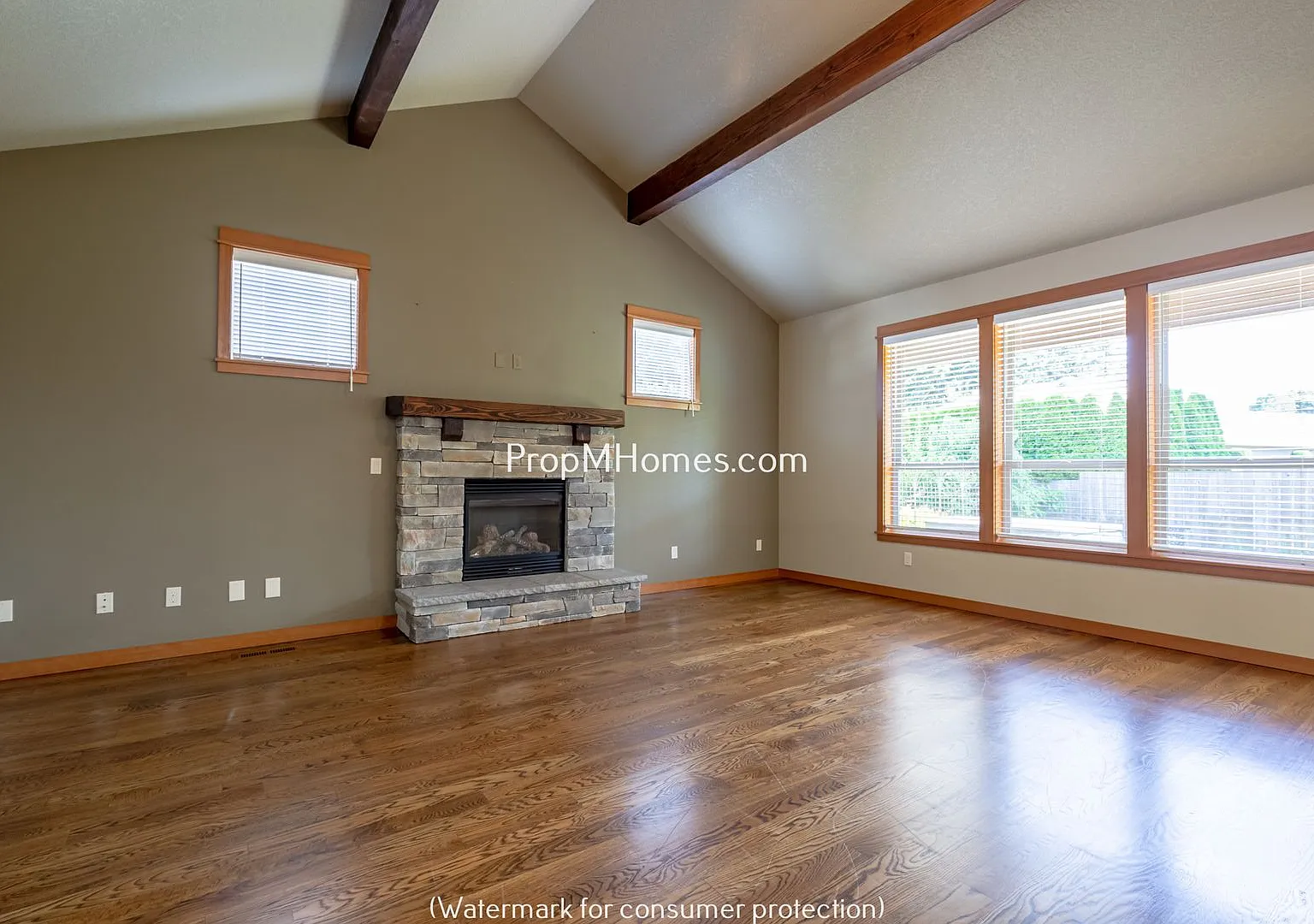 Gorgeous Craftsman Three Bedroom + Office/Den in Canby! — Photo 3
