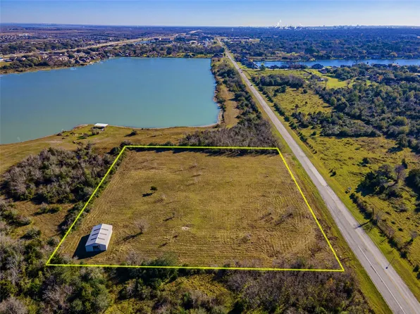 9702 Monticello Dr, Texas City, TX 77591