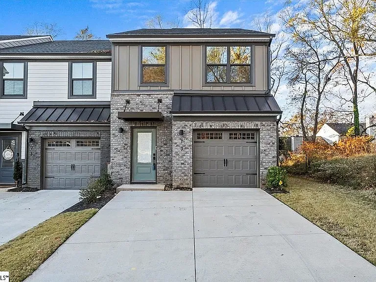 73 Connaught Ct — Photo 1