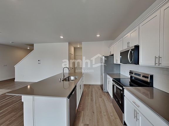 4th image of 4704 85th Pl NE