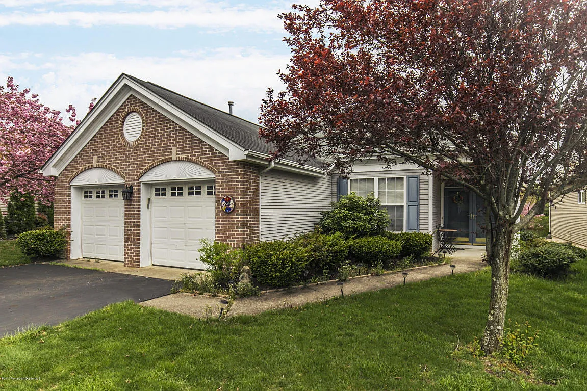 27 Greensprings Dr photo 1