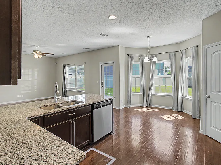 976 Oak Crest Dr — Photo 6