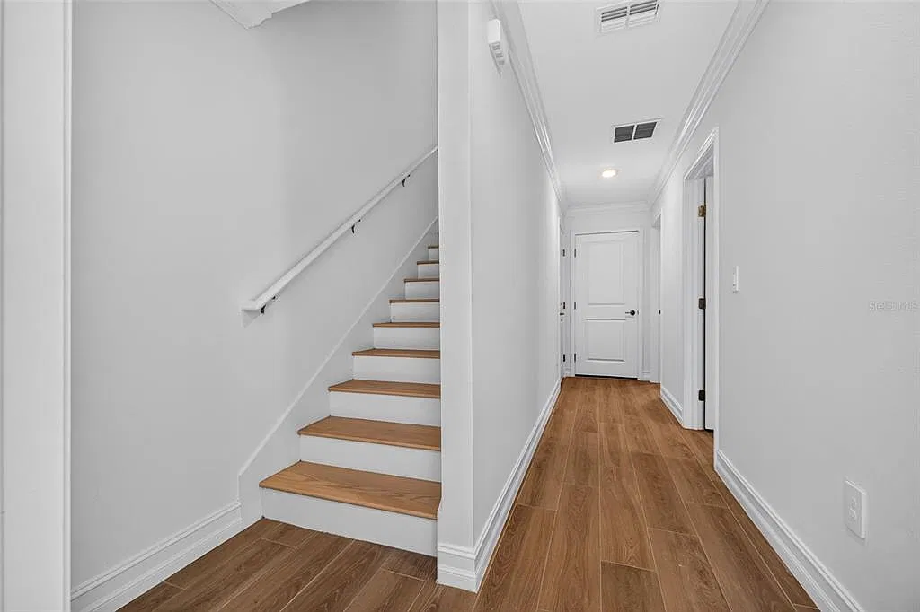 4 bed, 3.5 bath, 2410 sqft, $6,000 — Photo 2
