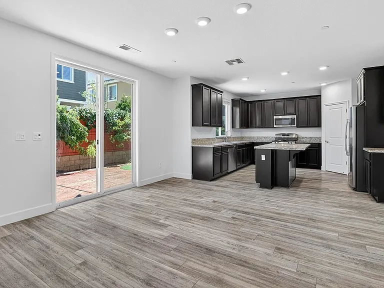 532 E Isidoro Ave — Photo 13