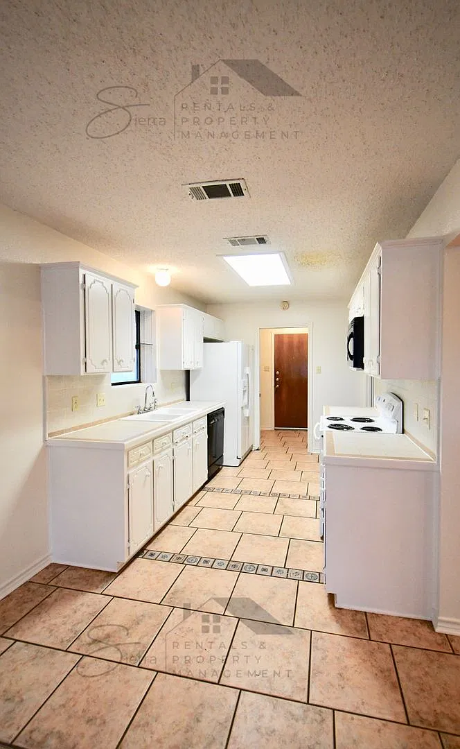 Spacious 3-Bedroom Home in Harker Heights with Fireplace & Privacy-Fenced Backyard! — Photo 4