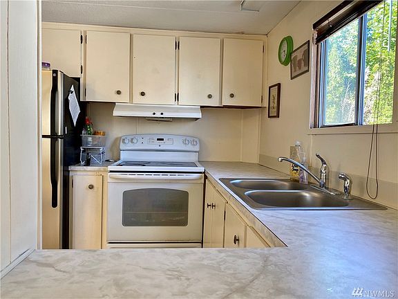 4th image of 3404 S 180th Pl