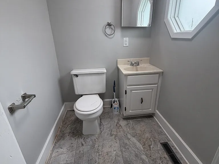 649 S Main St — Photo 9