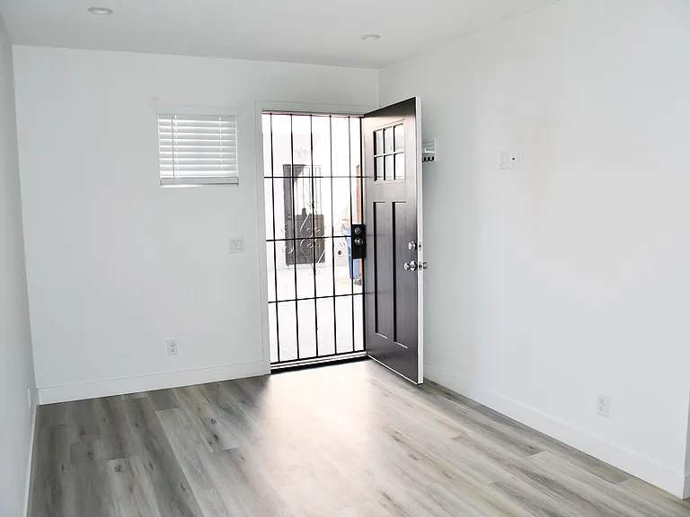 994 Valencia St — Photo 4