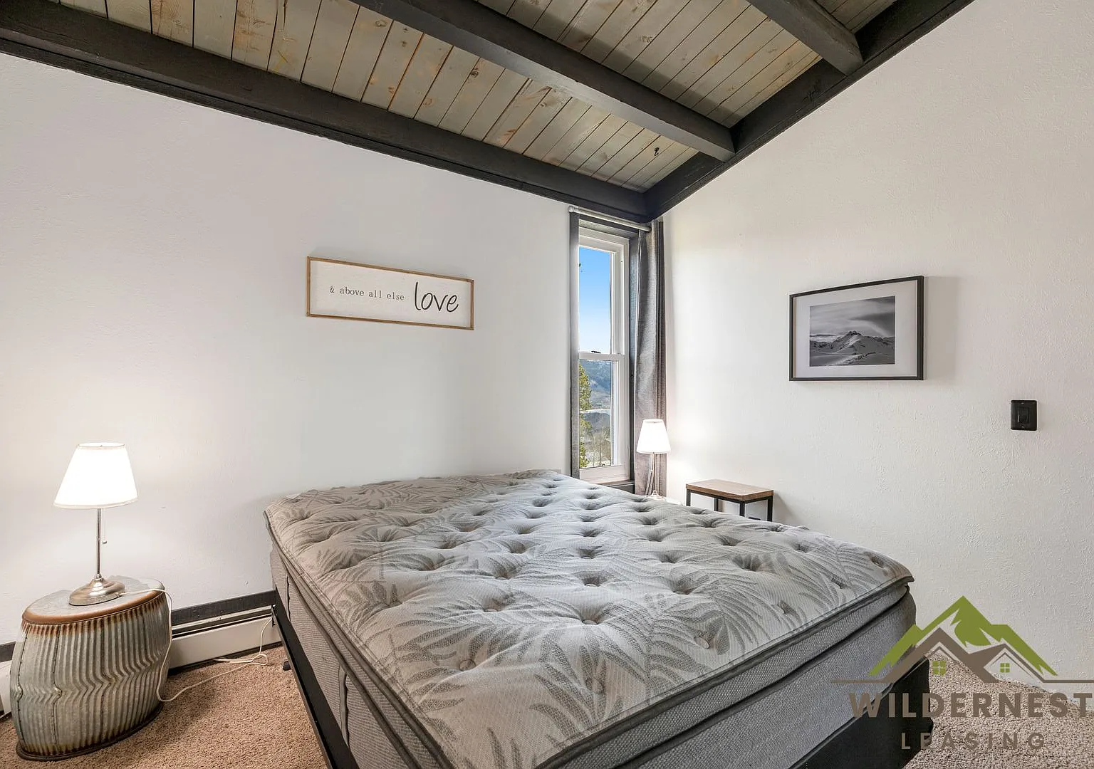 Treehouse Condo - 3rd floor Modern 2 Bedroom + Loft 1 Bath- Tastefully furnished — Photo 3