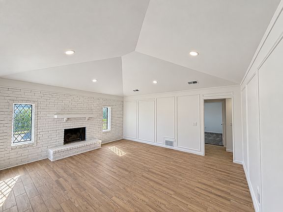 5th image of 526 Cedar Elm Ln