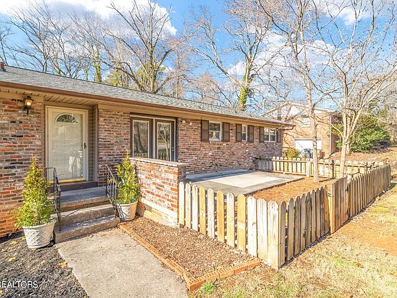 2nd image of 1121 Park Hill Cir