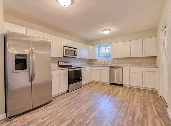 4th image of 9 Sheryl Dr