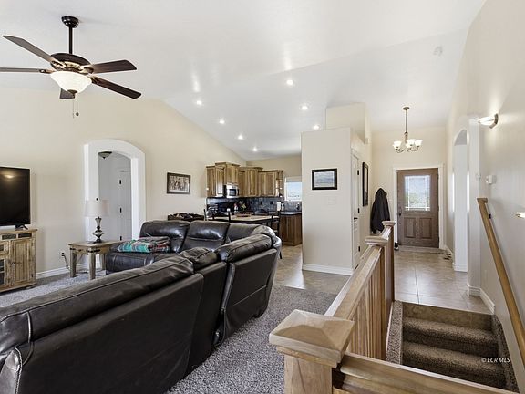 3rd image of 221 Glenvista Dr