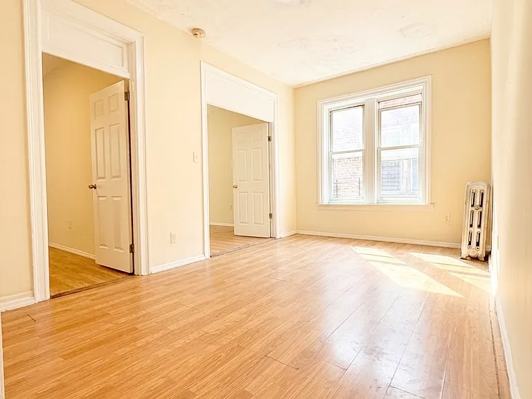 519 Sheffield Ave #2R — Photo 1