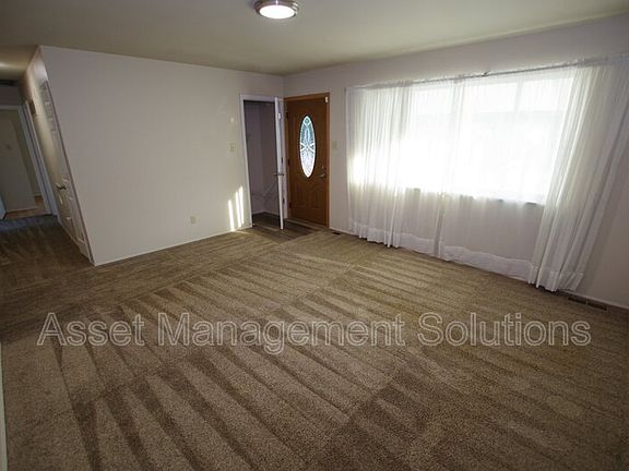 3rd image of 805 Lindsay Ln