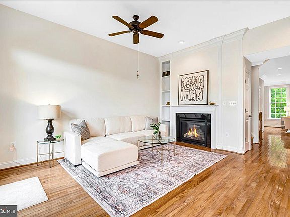 3rd image of 3534 Goddard Way