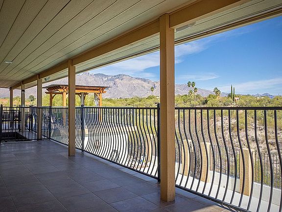 Deck off kitchen/master 