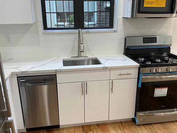 2nd image of 502 Marion St Floor 2