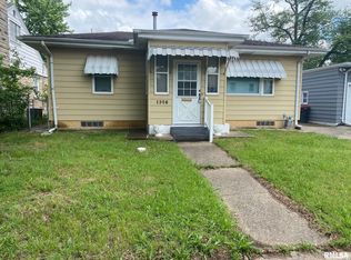 1326 N 11th St, Pekin, IL 61554