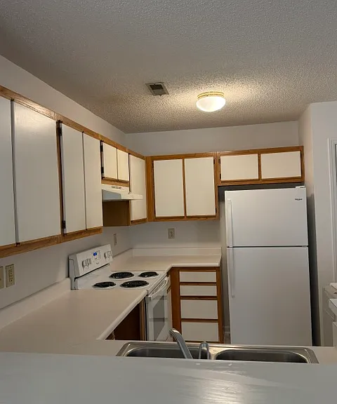 107 Breezewood Dr #F — Photo 4