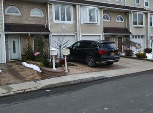 100 Benjamin Dr, Staten Island, NY 10303
