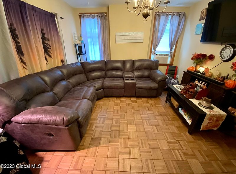 4th image of 1425 3rd Avenue