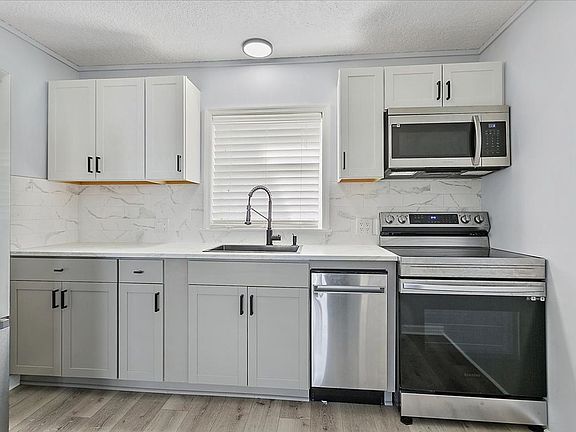5th image of 2150 Park St #4
