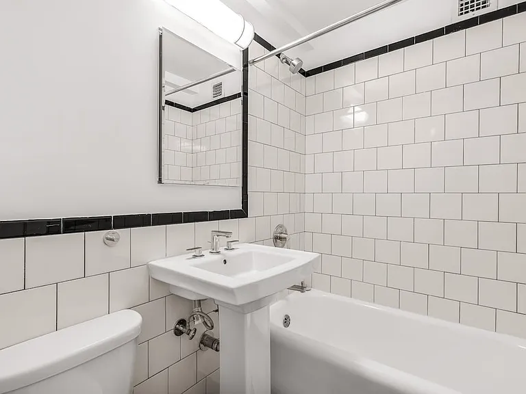 307 E 44th St #1507 — Photo 3