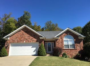 1804 Sterling Oaks Dr, Sellersburg, IN 47172