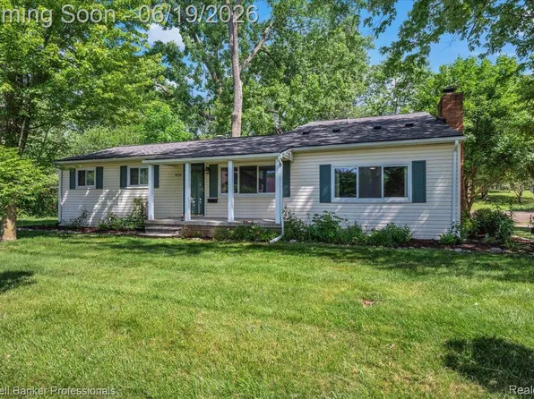 470 Oak Grove Dr, Lake Orion, MI 48362