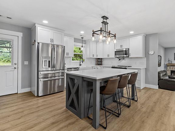 2nd image of 1050 Brock Cir