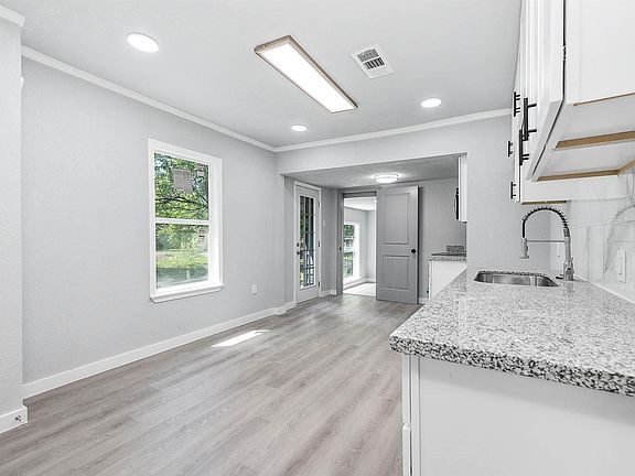 5th image of 810 Clinton Park St