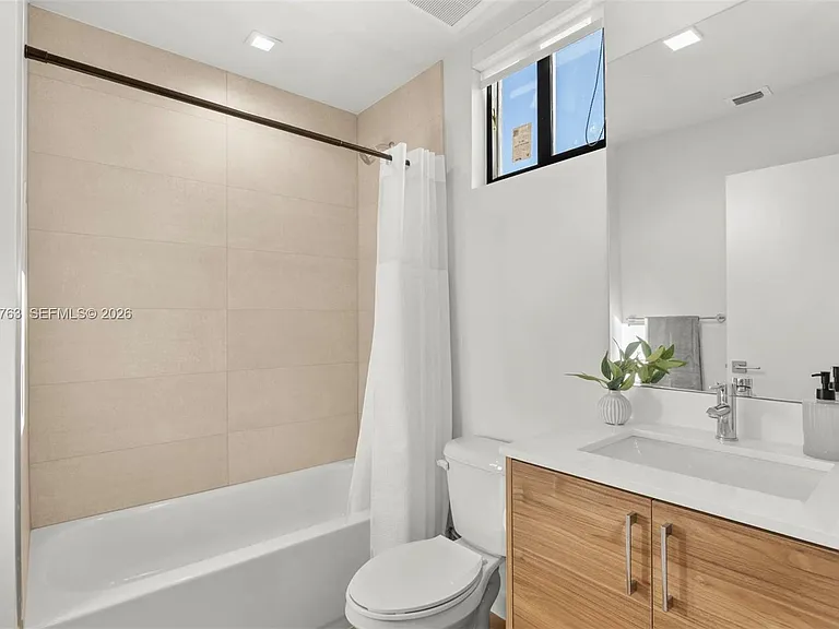 1376 SW 4th St #7 — Photo 12