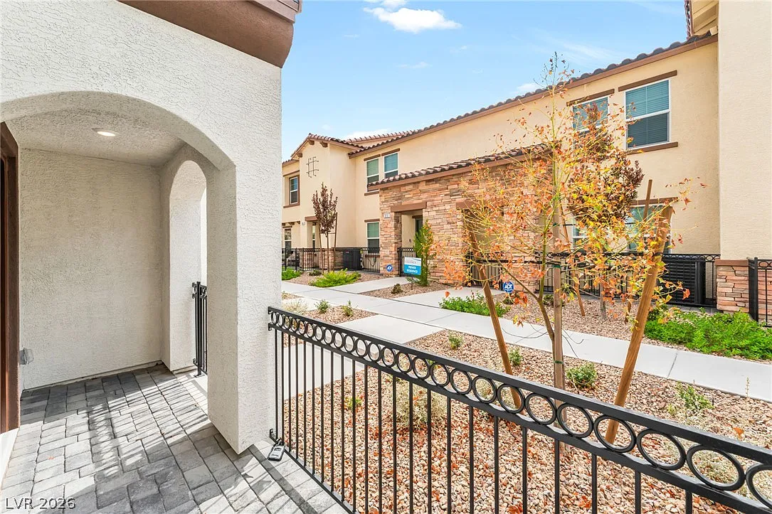 3 bed, 2.5 bath, 1311 sqft, $2,045 — Photo 3