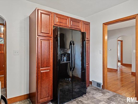 5th image of 409 W Washington St