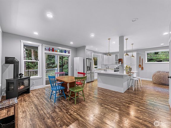 2nd image of 32 Hillside Place