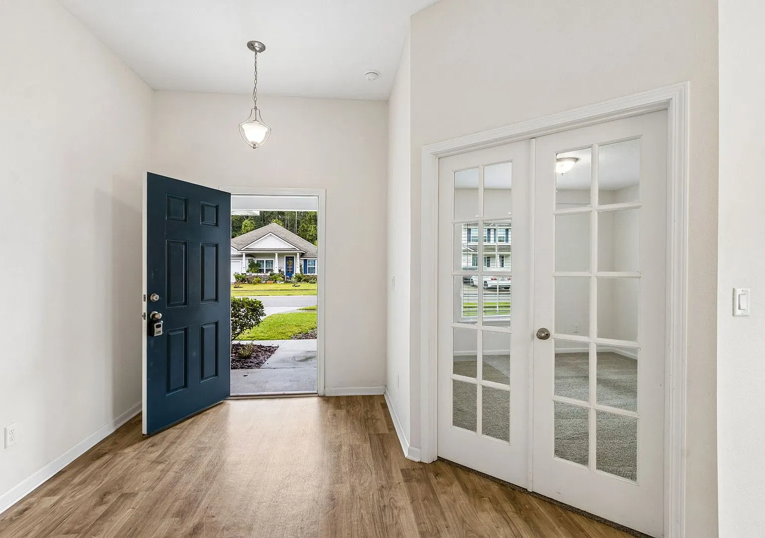 Spacious 4BR Home with Fenced Yard — Photo 4