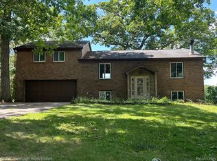 260 W Peterson Dr, Brighton, MI