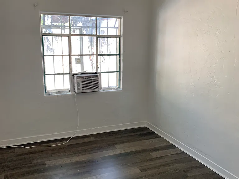 Updated 1 Bedroom in the Heart of Edo — Photo 35