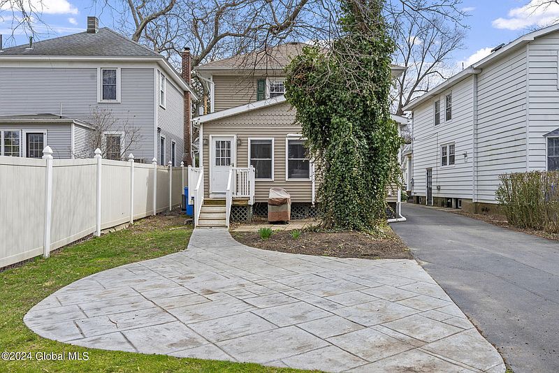 3rd image of 27 Harris Avenue