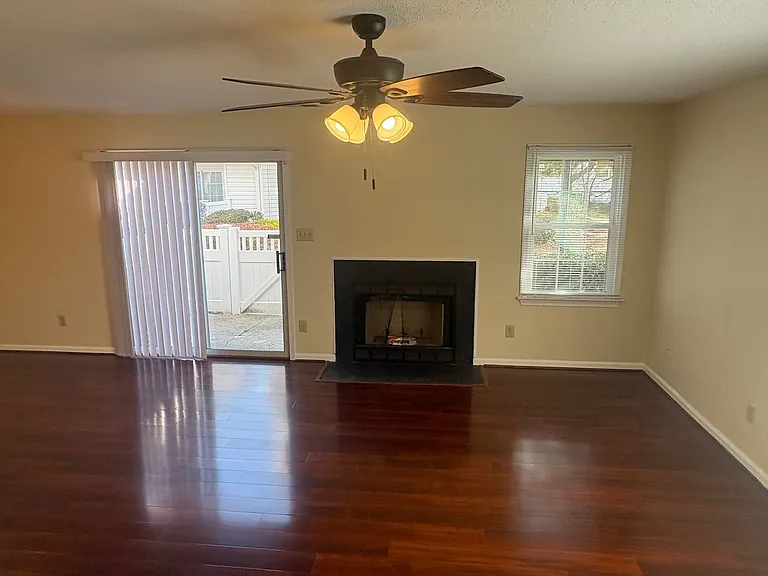27 Tamarisk Quay #F — Photo 5