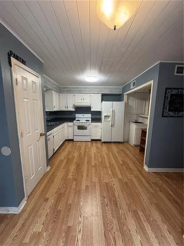 3 bed, 2.0 bath, 1900 sqft, $1,750 — Photo 2