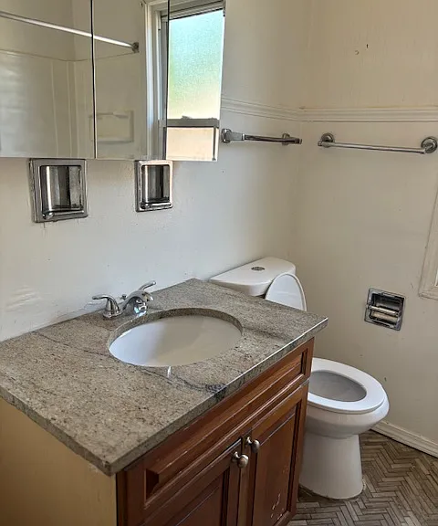 Bathroom (Upstairs)