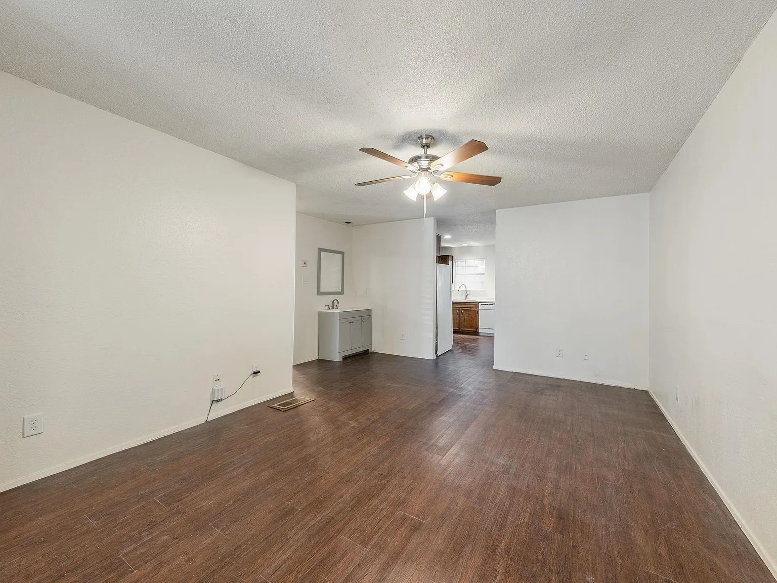 6 bed, 2.0 bath, 1818 sqft, $725 — Photo 2