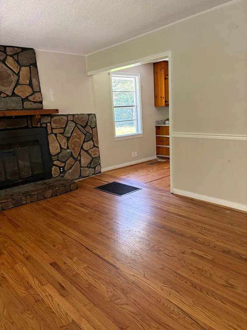 Charming 3BR/1BA Cottage with Spacious Yard — Photo 4